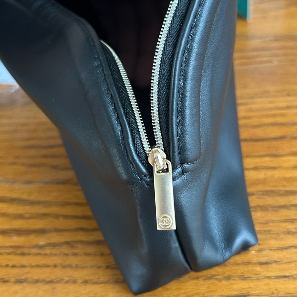 Chanel Parfums Black Leather Pouch - Picture 4 of 4